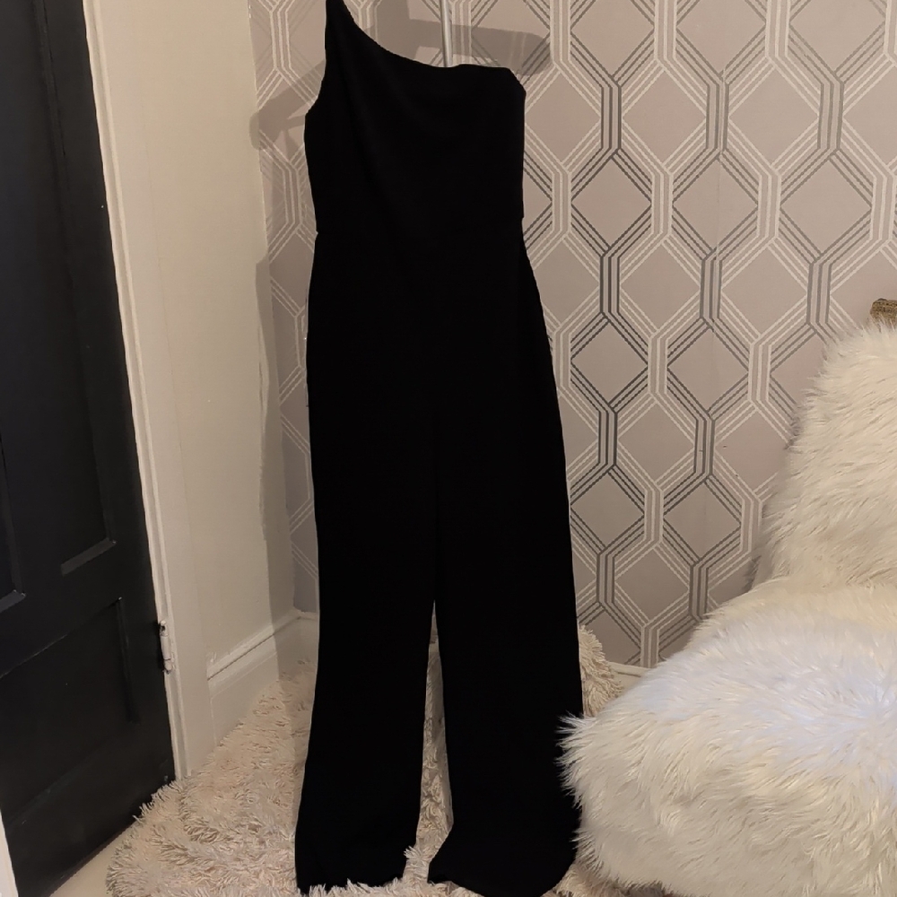 Chic Black One-Shoulder Jumpsuit